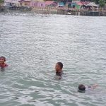 Ciptakan Keakraban, Anggota Satgas TMMD 112 Berenang Bersama Anak-anak di Sungai