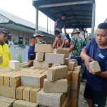 Anak Kecil Tak Mau Kalah Dengan Anggota Satgas TMMD