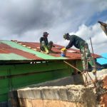 Jadikan Simbol TMMD, Atap Seng Rumah Warga Di Cat Hijau Oleh Anggota Satgas