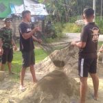 Anggota Satgas TMMD 112 Ayak Pasir Untuk Pemlesteran RTLH