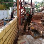 Dengan Sabar Dan Teliti Anggota Satgas TMMD Pasang Batako RTLH