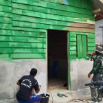 Cekatan, Anggota Satgas TMMD Plamir Dinding Rumah Iswanto