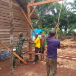 Babinsa Gotong- Royong Bangun Rumah Bersama Warga