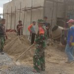 Tingkatkan Semangat Gotong Royong, Babinsa Bantu Warga Cor Lantai Masjid Al-Ikhlas