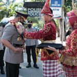 Tiba di Mapolda, Irjen Teguh Pristiwanto Disambut Prosesi Adat dan Pedang Pora.