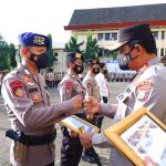 Kapolda Sulsel Berikan Penghargaan Kepada Personil Polri yang Berprestasi
