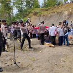 Berikan Penghormatan Terakhir, Kapolres Enrekang Pimpin Upacara Pemakaman AKP Saparuddin