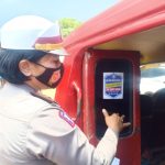 KaSat Lantas Polres Bantaeng Tempel Stiker “AYO CEPAT VAKSIN” di Setiap Mobil Angkutan Umum. 