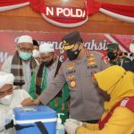 Tokoh Agama di Jatim Ikut Vaksinasi, Kapolri: Jadi Penyemangat Kita Semua