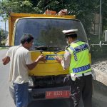 Hari Pertama Ops Keselamatan 2022, Kanit Kamsel Pasang Stiker Ke Kendaraan