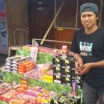 Sat Intelkam Polres Sinjai lakukan Pengecekan Penjualan Kembang Api dan Petasan di Pasar.