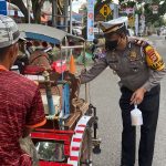 Jelang Buka Puasa, Sat Lantas Polres Sinjai Bagi Bagi Takjil di Jalan.