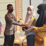 Cara Unik Polisi Agar Masyarakat Mau Vaksin : Pulang Dapat Bonus Minyak Goreng
