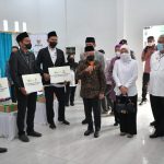 Bagikan Bansos di Kendari, Wapres Harapkan Penerima Manfaatkan Bantuan dengan Baik