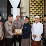 Safari Jumat Pertama, Kapolres Sidrap Serahkan Sarana Kontak.