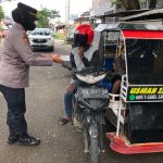 Sesuai Program AKBP Erwin Syah, Polwan Polres Sidrap Berbagi Nasi Dos ke Pengguna Jalan 