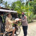 Dalam Rangka HUT RI ke-77 dan Tindak Lanjut Program Kapolres Sidrap, Polwan Berbagi Nasi Dos ke Warga Prasejahtera 