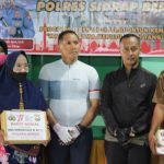 Peringati HUT RI ke-77, Kapolres Sidrap bersama Dandim 1420 Serahkan Bantuan ke Veteran