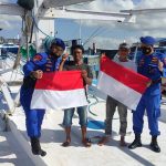 Kasat Polairud Sinjai Bagi – Bagi Bendera Kepada Masyarakat Pesisir.