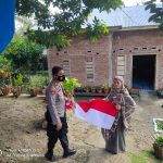 Kapolsek Tellulimpoe bagikan bendera merah putih kepada warga untuk mendukung Gerakan Pembagian 10 Juta Bendera Merah Putih di seluruh Indonesia.