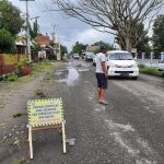 Usai Koordinasi dengan Kasat Lantas Polres Sidrap, Pihak Pekerja Jalan Tambah Papan Himbauan