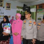 Kapolres Sidrap Beri Bantuan ke Warga Terdampak Kenaikan BBM dan Bencana Tanah Longsor di Pitu Riase 