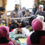 Turut Berduka Cita, Kapolres Sidrap Melayat Kerumah Duka Salah Satu Personilnya Yang Meninggal Dunia