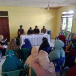 Personil Polsek Sinjai Barat Kawal Penyaluran BLT BBM.   