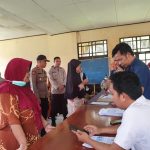 Kapolsek Sinjai Barat Kawal Langsung Pembagian BLT, Bagi WargaTerdampak Kenaikan BBM di Kelurahan Tassililu.