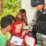Tambah Wawasan Mutiara Hitam di Perbatasan RI-PNG, Satgas Yonif 725/Woroagi Jadi Tenaga Pendidik