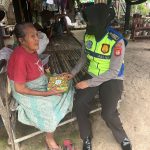 Tebar Kebaikan, Polres Sidrap Bagikan Nasi Dos Ke Warga 