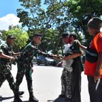 Jum’at Berkah, Korem 143/HO Bagikan Nasi Bungkus Kepada Warga