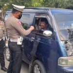 Hari Pertama Ops Zebra 2022, Personel Satlantas Polres Sidrap Bagi Masker dan Edukasi Tertib Lalin ke Pengendara