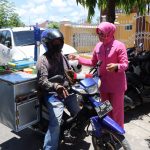 Implementasi Program Kapolres Sidrap, Ketua Bhayangkari bersama Polwan Berbagi Nasi Kotak ke Warga 