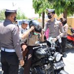 Hari ke-5 Operasi Zebra 2022, Personel Satlantas Polres Sidrap Bagi Masker dan Edukasi Tertib Lalin ke Pengendara 