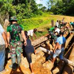 Bersama Masyarakat, Satgas Pamtas RI-PNG Yonif 725/Woroagi Perbaiki Jembatan Penghubung Antar Distrik