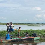 Implementasi Program Prioritas Kapolres Sidrap, Polwan Gunakan Perahu Untuk Berbagi ke Warga Teteaji Tellu Limpoe 