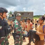 Tingkatkan Semangat Belajar Siswa Di Perbatasan, Satgas TNI Yonif 725/Woroagi Berikan Tas Sekolah