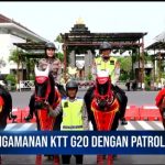 Pengamanan KTT G20, Polri Terjunkan Patroli Berkuda    Berbagai upaya dilakukan Kepolisian Republik Indonesia (Polri) dalam melaksanakan pengamanan puncak pelaksanaan Konferensi Tingkat Tinggi (KTT) G20 di Bali pada 15-16 November mendatang. Tak hanya pengamanan dari sisi penempatan personel, pengamanan juga dilakukan dengan melibatkan hewan kuda.  Kepala Divisi Humas Polri Irjen Pol Dedi Prasetyo mengatakan, saat pelaksanaan KTT G20, kawasan Nusa Dua Bali steril dari kendaraan berbasis fosil. Polri pun menyiapkan kendaraan listrik dan kuda untuk melakukan patroli keamanan.  “Selain kendaraan listrik yang digunakan sebagai pengawalan delegasi, Polri melalui Direktorat Polisi Satwa Baharkam Polri, menerjunkan polisi satwa yang bertugas melakukan patroli di ring 1 kawasan Nusa Dua, Bali,” kata Dedi dalam keterangan tertulisnya, Rabu (9/11/2022).  Dedi menuturkan, ada sebanyak 18 kuda disiapkan yang berasal dari beberapa Polda. Belasan kuda ini nantinya akan dipakai patroli guna memastikan keamanan di sekitar kawasan hotel tempat para delegasi menginap.  “18 kuda ini berasal dari Polda Bali, Jawa Barat, DIY dan Jawa Tengah,” katanya.  Lebih lanjut, Dedi mengatakan bahwa para kuda yang diturunkan berasal dari Belanda. Kuda-kuda ini memiliki spesifikasi dan perawatan khusus, termasuk makan.  Kuda yang dipakai usai patroli akan dimasukkan ke dalam bus yang memakai pendingin udara atau AC agar menjaga kondisi kuda tetap sehat dan prima.  “Kudanya berasal dari Belanda. Spesifikasi dan perawatannya memang khusus. Kudanya juga cukup besar dan tinggi sekitar 165-170 cm,” katanya.  Nantinya, kuda-kuda ini akan ditunggangi oleh personel Polri yang memang sudah dilatih dalam beberapa bulan belakangan. Dalam sehari, akan dibagi tiga shift patroli untuk berkeliling di sekitar kawasan Nusa Dua.  “Persiapan sudah dua tiga bulan personel menunggangi kuda untuk berpatroli di sekitar kawasan Nusa Dua,” katanya.  Dengan segala persiapan yang dilakukan, Dedi pun berharap pelaksanaan KTT G20 di Bali dapat berjalan dengan baik, aman dan lancar sehingga membawa nama baik bangsa Indonesia di kancah dunia.