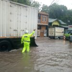 Jalanan Digenangi Air, Satlantas Polres Parepare Bantu Masyarakat Dorong Motor