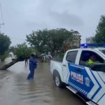 Respon Cepat, Personil Polres Sidrap Bantu Evakuasi Mobil Tertimpa Pohon Tumbang