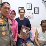 Kapolres Sidrap bersama Ketua Bhayangkari Besuk Personelnya Yang Sakit 