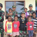 Satgas Pamtas RI-PNG Yonif 725/Woroagi Bagikan Pakaian Layak Pakai, Kepala Kampung : Sa Yakin Dan Percaya TNI Selalu Hadir Ditengah Masyarakat