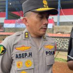 Pusdokkes: Dua ruang operasi disediakan tangani korban patah tulang akibat gempa Cianjur  Pusat Kedokteran dan Kesehatan (Pusdokkes) Polri telah menerjunkan 247 personel tenaga medis untuk membantu seluruh korban gempa Cianjur, Jawa Barat (Jabar).  Kepala Pusdokkes Polri Irjen Polisi dr. Asep Hendradiana menjelaskan, ratusan tenaga medis yang diterjunkan tersebut terdiri dari tim dokter spesialis, dokter umum, perawat mahir, dan tenaga kesehatan lainnya.  Menurutnya, Pusdokkes Polri mendapat dukungan dari Ikatan Dokter Indonesia (IDI) dan berbagai stakeholder terkait lainnya untuk membantu para korban gempa Cianjur Jawa Barat.  “Jadi atas instruksi Bapak Presiden dan Bapak Kapolri, kami telah menerjunkan 247 personel dokter. Kita juga mendapatkan dukungan dari banyak pihak termasuk dari Ikatan Dokter Indonesia (IDI),” tuturnya di lokasi gempa Cianjur, Sabtu (26/11/2022).  Dia juga menjelaskan bahwa saat ini Pusdokkes Polri sudah menyiapkan dua tempat operasi untuk warga yang mengalami luka ringan maupun berat setelah peristiwa gempa Cianjur. Dua lokasi itu tidak jauh dari titik gempa yang terjadi pada Senin (21/11) itu.  “Alhamdulilah saat ini sudah ada dua ruangan operasi yang disiapkan. Sebelumnya hanya ada satu ruang operasi,” katanya.  Menurut Asep, sejauh ini total sudah ada 31 orang korban yang dioperasi di kedua ruangan operasi tersebut.   Dia berharap ruang operasi sekaligus perawatan korban itu bisa dimanfaatkan secara maksimal agar pasien tidak dirujuk ke rumah sakit di luar wilayah Cianjur.  “Kita berharap pasien tidak dirujuk ke luar Cianjur untuk berobat. Kita dekatkan rumah sakitnya ini, untuk memudahkan perawatan dan memudahkan keluarga untuk berkunjung,” ujarnya.  Asep juga menegaskan seluruh obat-obatan dan biaya perawatan terhadap warga korban gempa Cianjur tidak dikenakan biaya apapun alias gratis.  “100 persen gratis, tidak ada yang dikenakan biaya apapun. Ini bentuk dukungan pemerintah dan Polri terhadap korban gempa Cianjur,” tuturnya.