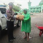 Impelmentasi Program Kapolres Sidrap, Personel Satlantas Beri Bantuan Beras ke Marbot dan Petugas Kebersihan 