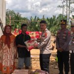 Kapolres Konawe Utara Berikan Bantuan Sembako Bagi Korban Angin Puting Beliung.