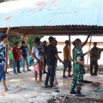Proses Pembongkaran Rumah Warga Tidak Layak Huni, oleh Personel Kodim 1425 Jeneponto.