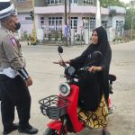 Personel Satlantas Polres Sidrap Edukasi dan Ajak Warga Tidak Gunakan Sepeda Listrik di Jalan Raya 