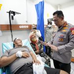 Jenguk Korban Bom Bunuh Diri Polsek Astana Anyar. Kapolri : Tetap Semangat Lindungi Masyarakat