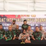 Pererat Soliditas dan Sinergitas, Diklat Integrasi TNI-Polri Digelar   Polri melaksanakan pendidikan dan pelatihan (diklat) integrasi Dikmaba dan Diktukba Polri. Adapun waktu pelaksanaan diklat integrasi kampus kebangsaan TNI-Polri ini dilaksanakan selama lima hari mulai tanggal 12 hingga 16 Desember 2022.  Kalemdiklat Polri Komjen Rycko Amelza Dahniel dalam sambutan yang dibacakan oleh Wakapolda Kalimantan Tengah Irjen Ida Oetari Poernamasasi mengatakan, dasar kegiatan diklat integrasi kampus kebangsaan TNI-Polri ini merupakan tindak lanjut kebijakan Panglima TNI dan Kapolri, yang dituangkan dalam naskah kerja sama pendidikan dan pelatihan integrasi semua jenis dan jenjang pendidikan TNI-Polri.  “Maksud dan tujuan utama dari diklat ini adalah mempererat soliditas dan sinergitas seluruh prajurit TNI dan Bhayangkara Polri sejak dari masa pendidikan sehingga terbentuk kebersamaan, kekompakan dan ikatan moral,” kata Ida.  Ida menambahkan, TNI-Polri yang solid artinya tidak mudah dipecah belah, tidak mudah diadu domba dan saling memperkuat satu dengan lainnya dalam menjaga keutuhan NKRI.  Lalu TNI-Polri yang sinergi artinya bekerja secara fungsional dalam satu sistem NKRI, saling mendukung, saling memperkuat, bahu-membahu dan bukan bekerja sendiri-sendiri, dalam menjamin terwujudnya pembangunan nasional dan cita-cita kemerdekaan Republik Indonesia.  Adapun materi yang diberikan pada diklat integrasi ini yaitu pertama pengenalan doktrin satuan TNI-Polri. Kedua pengenalan matra TNI dan tugas pokok Polri. Ketiga perbantuan TNI kepada Polri. Keempat kolaborasi dalam pelaksanaan tugas dan kelima membangun soliditas TNI-Polri.  Ida menuturkan, dalam diklat integrasi ini dilaksanakan di 13 satdik Polri, 11 satdik TNI AD, 1 satdik TNI AL dengan jumlah peserta didik sebanyak 7.306 orang, yang terdiri dari dari Polri sebanyak 4.346 laki-laki dan 503 wanita. Dari TNI AD sebanyak 1.452 laki-laki dan 170 wanita. Semantara dari TNI AL sebanyak 765 laki-laki dan 50 wanita dan dari TNI AU sebanyak 20 wanita.  Secara khusus pada tahun ini diklat integrasi pada bintara wanita dapat dilaksanakan secara bersama-sama di Sepolwan Polri yang diikuti oleh peseeta dari bintara Polwan Polri, Kowas, Kowal dan Wara.  “Diklat integrasi pada bintara TNI-Polri ini merupakan kali kedua yang dilaksanakan secara serentak,” katanya.
